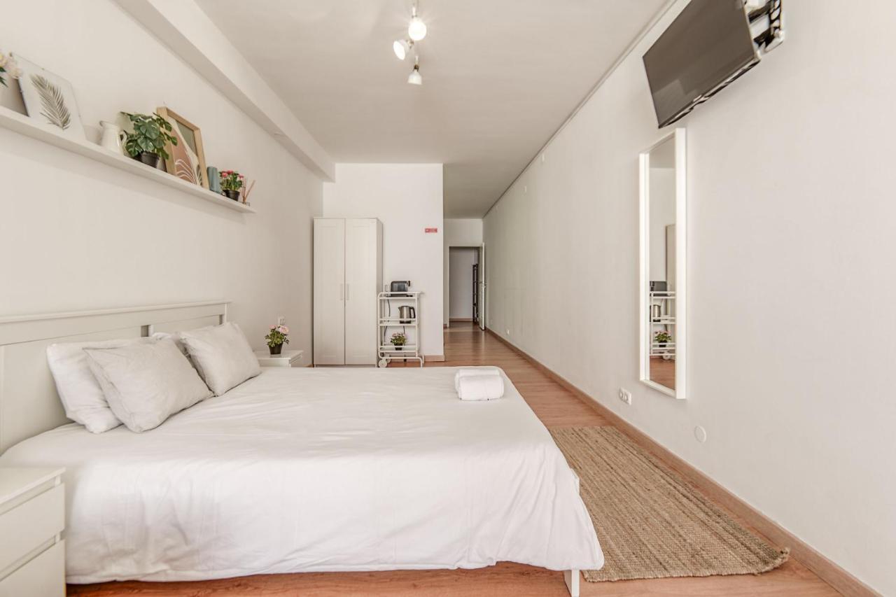 Travel & Live Aliados Apartment Порто Екстериор снимка