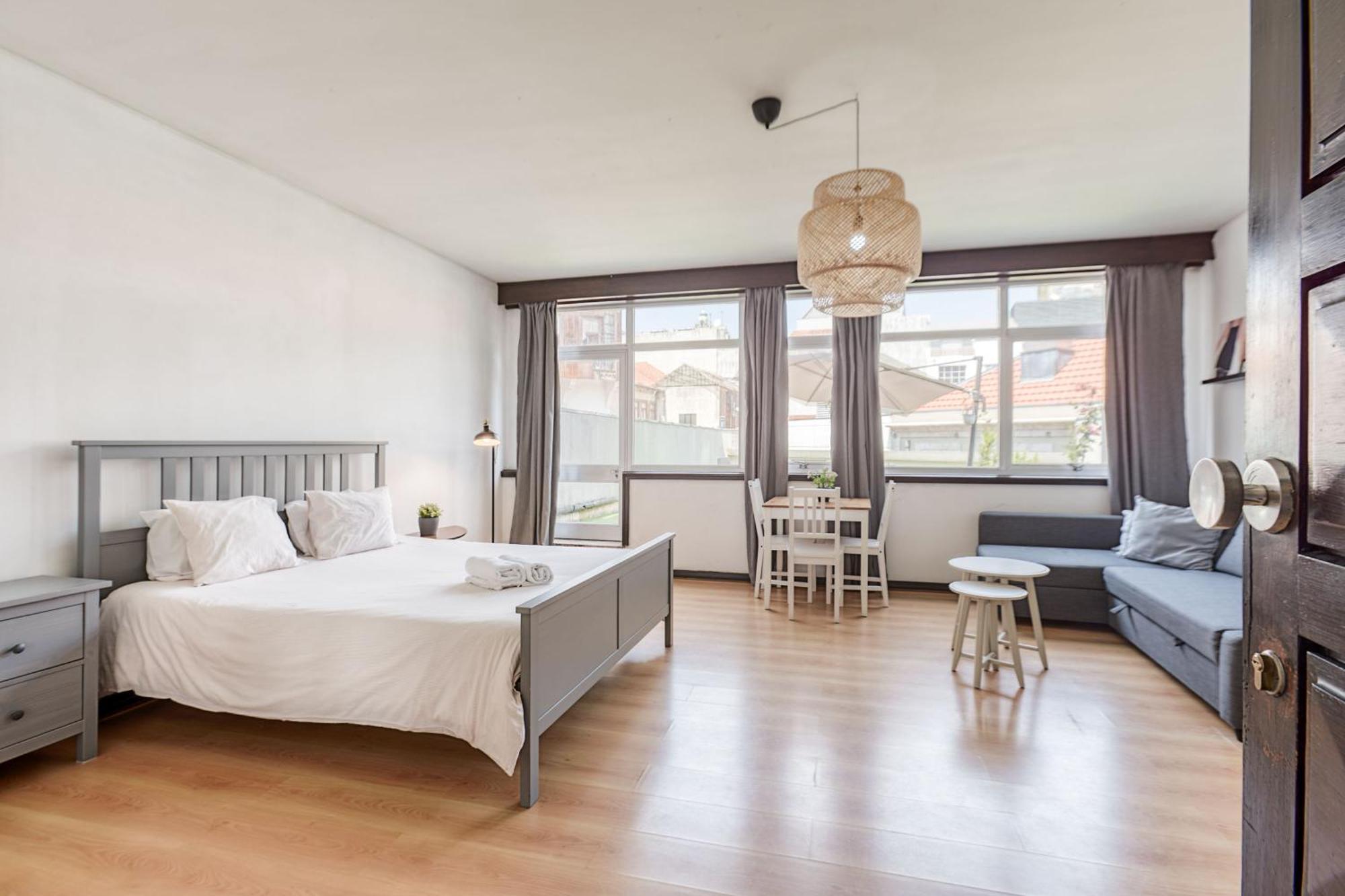 Travel & Live Aliados Apartment Порто Екстериор снимка